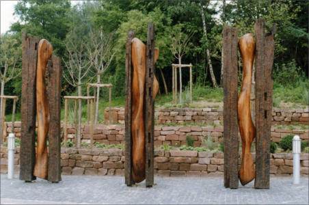 INZWISCHEN 1996, Eichenholzfachwerk 3 teilige Skulptur, ca. 400 cm